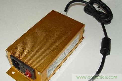 【導(dǎo)讀】本文總結(jié)出針對于LED電源EMC/EMI的主要幾個控制技術(shù)：電路措施、EMI濾波、元器件選擇、屏蔽和印制電路板抗干擾設(shè)計等。如果能正確合理的對這些問題進行解決，就可順利通過3C認證。  在電路當(dāng)中，EMC和EMI的問題是人們始終關(guān)心的話題。在LED電路中，對于EMC和EMI的要求同樣非常高。本文將為大家介紹LED產(chǎn)品設(shè)計當(dāng)中關(guān)于解決EMI與EMC的解決方法，感興趣的朋友快來看一看吧。  　　要解決LED驅(qū)動電源的電磁干擾問題，從硬件上可從以下幾個方面入手：  　　減少開關(guān)電源本身的干擾  　　軟開關(guān)技術(shù)，在原有的硬開關(guān)電路中增加電感和電容元件，利用電感和電容的諧振，降低開關(guān)過程中的du/dt和di/dt，使開關(guān)器件開通時電壓的下降先于電流的上升，或關(guān)斷時電流的下降先于電壓的上升，來消除電壓和電流的重疊。開關(guān)頻率調(diào)制技術(shù)，通過調(diào)制開關(guān)頻率fc，把集中在fc及其諧波2fc、 3fc&hellip;上的能量分散到它們周圍的頻帶上，以降低各個頻點上的EMI幅值。元器件的選擇，選擇不易產(chǎn)生噪聲、不易傳導(dǎo)和輻射噪聲的元器件。通常特別值得注意的是，二極管和變壓器等繞組類元器件的選用。反向恢復(fù)電流小、恢復(fù)時間短的快速恢復(fù)二極管是開關(guān)電源高頻整流部分的理想器件。合理使用電磁干擾濾波器，EMI濾波器的主要目的之一，電網(wǎng)噪聲是電磁干擾的一種，它屬于射頻干擾（RFI），其傳導(dǎo)噪聲的頻譜大致為10KHz~30MHz，最高可達 150MHz。  　　在一般情況下，差模干擾幅度小，頻率低，所造成的干擾較小;共模干擾幅度大，頻率高，還可以通過導(dǎo)線產(chǎn)生輻射，所造成的干擾較大。欲削弱傳導(dǎo)干擾，最有效的方法就是在開關(guān)電源輸入和輸出電路中加裝電磁干擾濾波器。LED電源一般采用簡易式單級EMI濾波器，主要包括共模扼流圈和濾波電容。EMI濾波器能有效抑制開關(guān)電源適配器的電磁干擾。 1 　　通過切斷干擾信號的傳播途徑來減少電磁干擾問題  　　第一種情況是電源線干擾可以使用電源線濾波器濾除。一個合理有效的開關(guān)電源EMI濾波器應(yīng)該對電源線上差模和共模干擾都有較強的抑制作用。改善PCB板的電磁兼容性設(shè)計PCB是LED電源系統(tǒng)中電路元件和器件的支撐件，它提供電路元件和器件之間的電氣連接。隨著電子技術(shù)的飛速發(fā)展，PCB的密度越來越高。 PCB設(shè)計的好壞對LED電源系統(tǒng)的電磁兼容性影響很大。  　　實踐證實，即使電路原理圖設(shè)計正確，印刷電路板設(shè)計不當(dāng)，也會對LED電源系統(tǒng)的可靠性產(chǎn)生不利影響。PCB抗干擾設(shè)計主要包括PCB布局、布線及接地，其目的是減小PCB的電磁輻射和PCB上電路之間的串?dāng)_。還有，一般變壓器電磁干擾引發(fā)的交流聲頻率一般為50HZ左右，而地線布線不當(dāng)導(dǎo)致的交流聲，由于整流電路的倍頻作用頻率約為100HZ，仔細區(qū)分還是可以察覺的。因此，在設(shè)計印刷電路板的時候，應(yīng)留意采用正確的方法，遵守PCB設(shè)計的一般原則，并應(yīng)符合抗干擾的設(shè)計要求。  　　主動大幅增強受干擾體的抗干擾能力  　　在LED電源系統(tǒng)中輸進/輸出也是干擾源的傳導(dǎo)線，和接收射頻干擾信號的拾檢源，我們設(shè)計時一般要采取有效的措施：采用必要的共模/差模抑制電路，同時也要采取一定的濾波和防電磁屏蔽措施以減小干擾的進進。在條件許可的情況下盡可能采取各種隔離措施（如光電隔離或者磁電隔離），從而阻斷干擾的傳播。防雷擊措施，室外使用的LED電源系統(tǒng)或從室外排擠引進室內(nèi)的電源線、信號線，要考慮系統(tǒng)的防雷擊題目。常用的防雷擊器件有：氣體放電管、 TVS（Transient Voltage Suppression）等。氣體放電管是當(dāng)電源的電壓大于某一數(shù)值時，通常為數(shù)十V或數(shù)百V，氣體擊穿放電，將電源線上強沖擊脈沖導(dǎo)進大地。TVS可以看成兩個并聯(lián)且方向相反的齊納二極管，當(dāng)兩端電壓高于某一值時導(dǎo)通。其特點是可以瞬態(tài)通過數(shù)百乃上千A的電流。