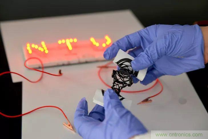 可穿戴技術(shù)新突破:形狀可定制的織物超級電容