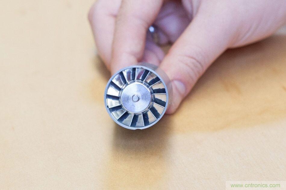 拆解戴森吹風(fēng)機(jī)：近三千元的價(jià)格貴在哪？