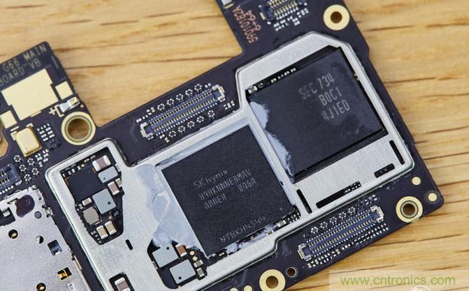 拆解黑鯊手機(jī)：多級直觸一體式液冷系統(tǒng)有什么門道？