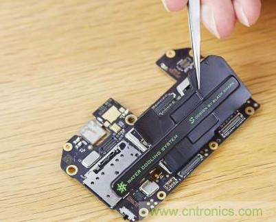 拆解黑鯊手機(jī)：多級直觸一體式液冷系統(tǒng)有什么門道？