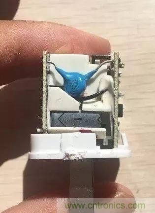 拆了個(gè)電容之后，我的iPhone也會(huì)自動(dòng)訂房了