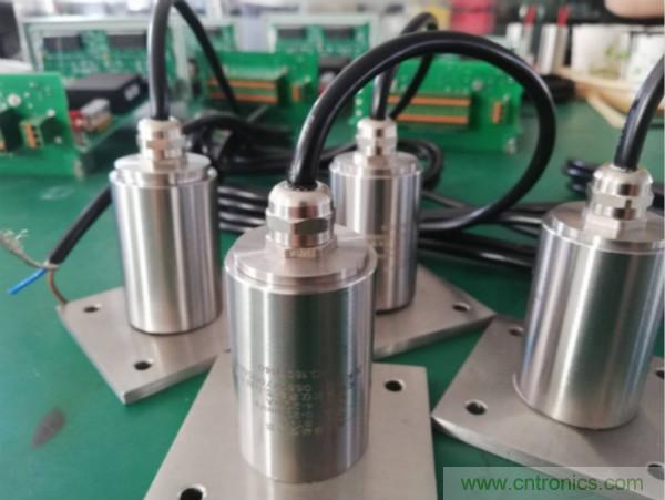 振動(dòng)傳感器的機(jī)電變換原理？主要的分類(lèi)有哪些？