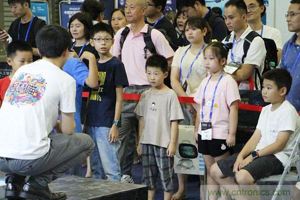 明年再見(jiàn)！&ldquo;WAIE 2019第四屆上海國(guó)際人工智能展覽會(huì)暨人工智能產(chǎn)業(yè)大會(huì)&rdquo;完美落幕！