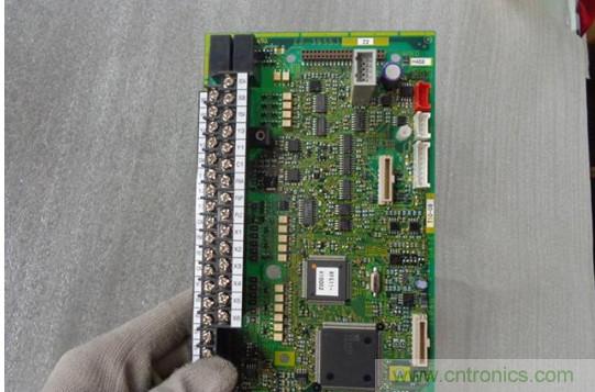 變頻器的輸出頻率調(diào)高，那么輸出電壓將如何提高？