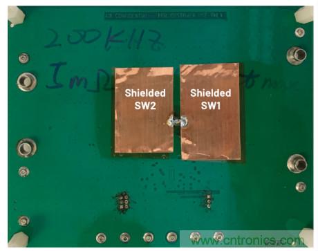 低輻射的4開(kāi)關(guān)降壓-升壓型控制器布局——單熱回路與雙熱回路