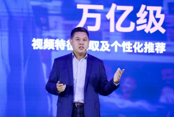 數(shù)據(jù)洪流下的算力突圍：英特爾以生態(tài)之力破局AI規(guī)?；? width=