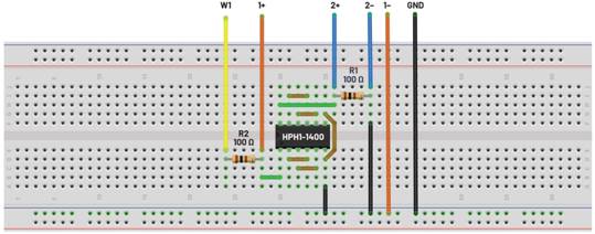  材料  ? ADALM2000主動學(xué)習(xí)模塊 ? 無焊試驗板和跳線套件 ? 一臺HPH1-1400L 6繞組變壓器 ? 一臺HPH1-0190L 6繞組變壓器 ? 兩個100 Ω電阻  說明  在無焊試驗板上構(gòu)建圖2所示的電路。需要使用此設(shè)置來測量初級/次級匝數(shù)比為1:1的三種不同配置下，兩個變壓器型號各自的頻率響應(yīng)。兩個紅色箭頭表示在初級和次級使用同一個線圈的配置中連接源電阻和負載電阻的位置。藍色箭頭對應(yīng)的是在初級和次級使用兩個串聯(lián)線圈的配置。綠色箭頭對應(yīng)的是在初級和次級使用三個串聯(lián)線圈的配置。